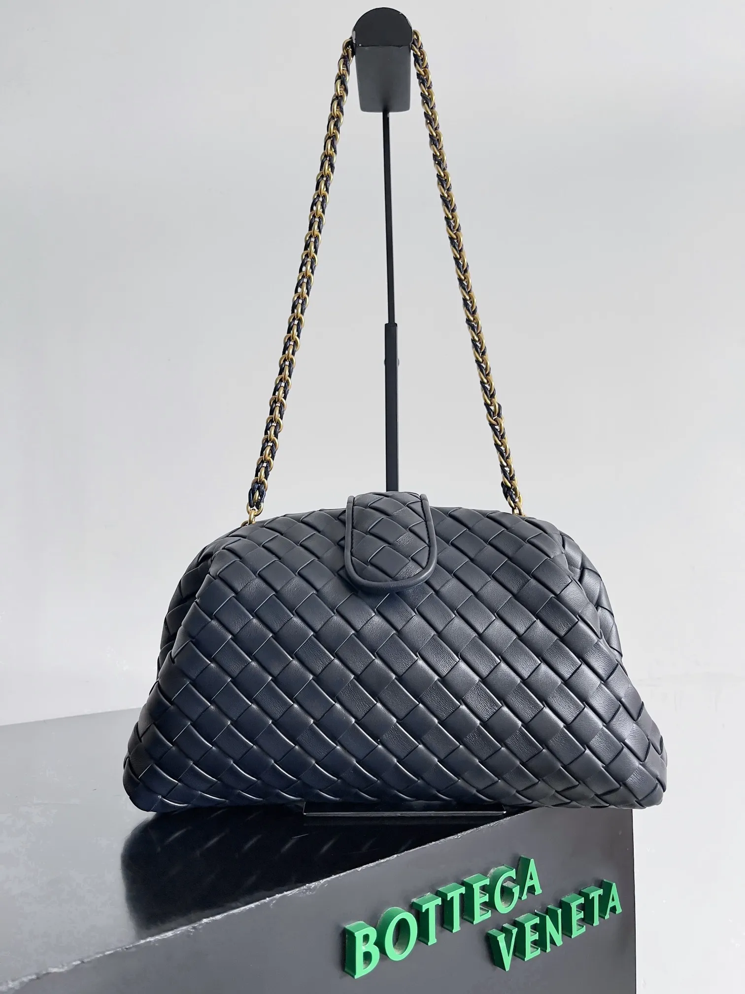 Batch 2260 BOTTEGA VENETA Lady's LAUREN CLUTCH Chain Clutch was inspired by 40 years ago. It is a perfect fusion of classic and modern bags. It is effortless and fashionable for any occasion and at any time. The newly added detachable metal chain allows people to have more ways to carry it. It is grand and elegant. Style No.: 785807 Size: 31.5*16.5*11cm